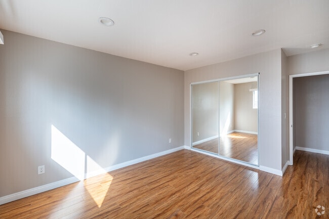 2BR, 2BA - 889SF - Bedroom