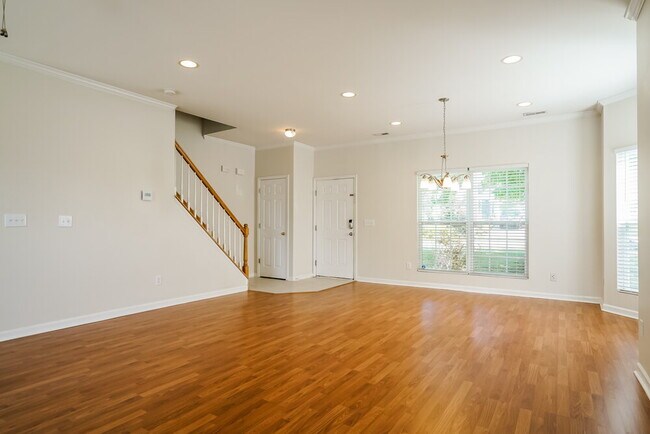 Photo - 813 Stackhurst Way