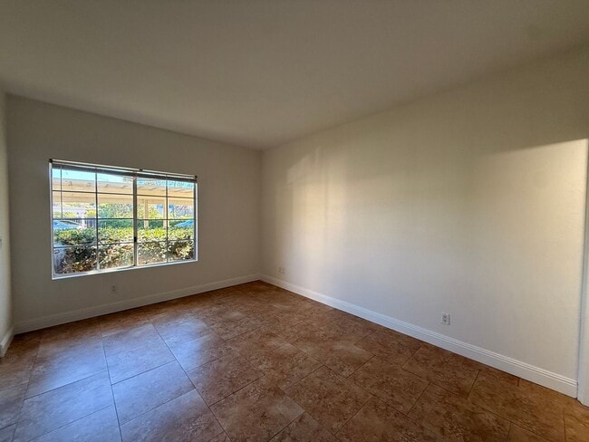 Photo - Spacious 3BR/2BA Condo with Balcony in Lem... Unit 113