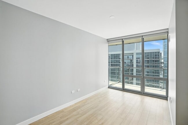 Photo - 326 E Wacker Dr
