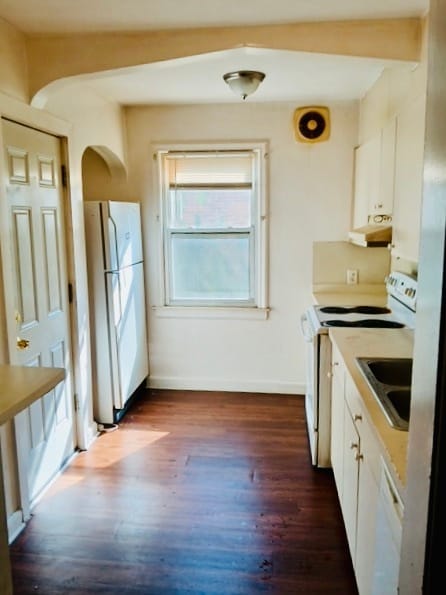 Photo - 8161 Robson St