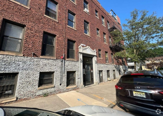 Building Photo - 2 Noll Pl Unit 13 Rental