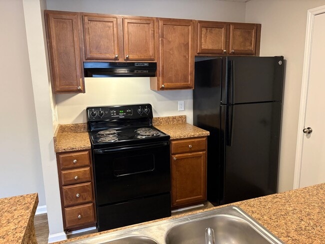 Building Photo - 2411 Hill St Unit 202