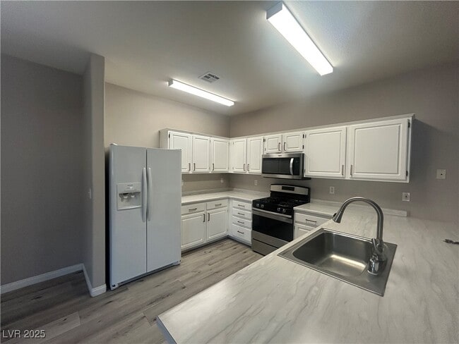 Building Photo - 855 N Stephanie St Unit 2112 Rental