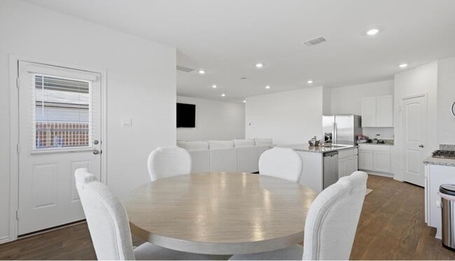Photo - 293 Ebbsfleet Dr