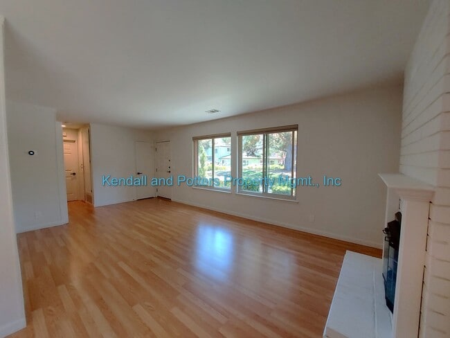 Photo - 1121 Sutherland Ln