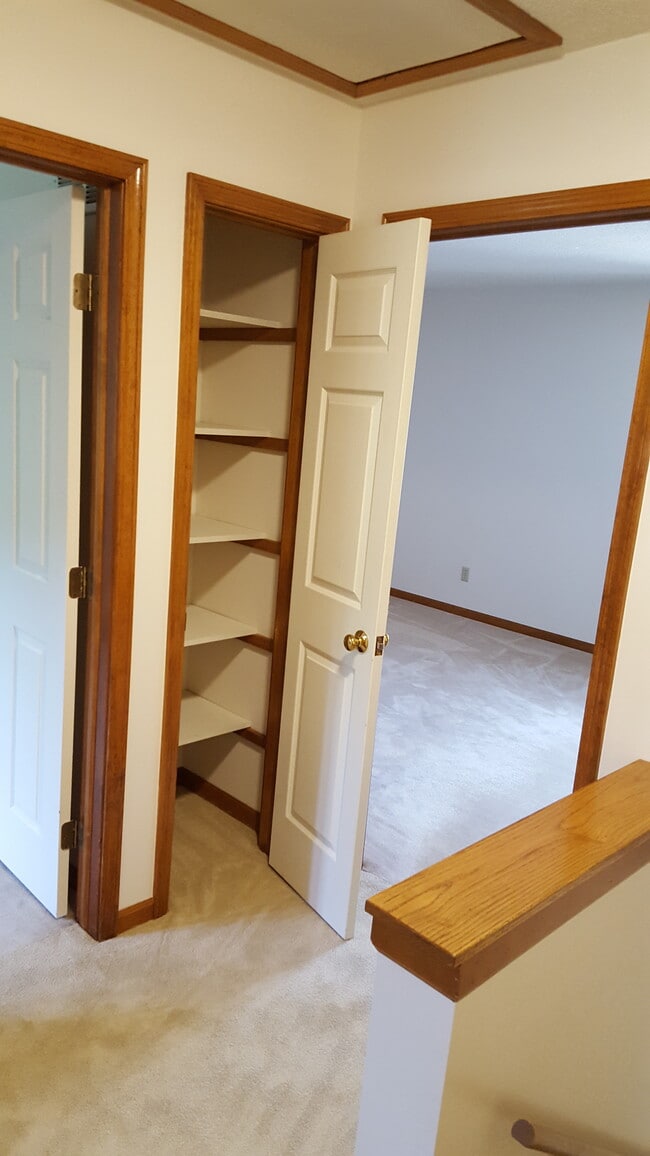 Lien Closet - 214 W Pierce St Unit 214