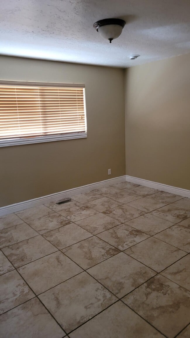 Photo - 407 E 400 S