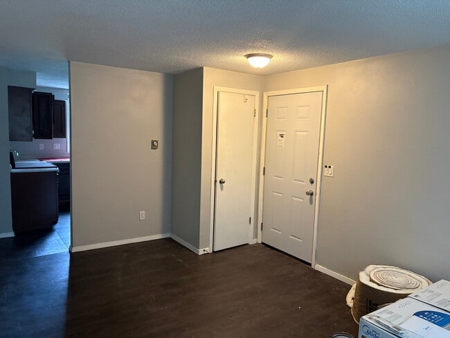 Building Photo - 302 Maple Ln