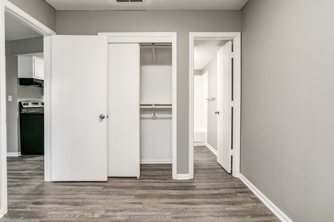 Photo - Glen Oaks Apartments