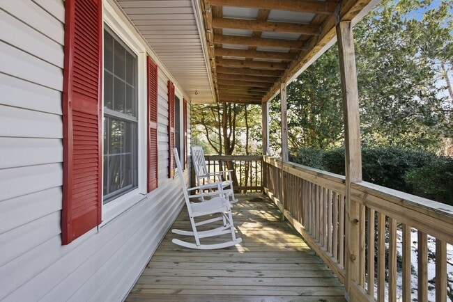 Photo - 3 bed, 1 bath.  Pet Friendly New remodel