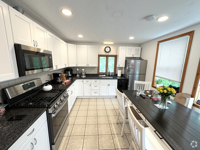 Building Photo - 126 Jefferson Ave Unit 1 Rental
