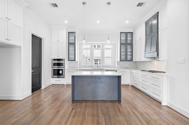 Photo - 1011 E 28th St