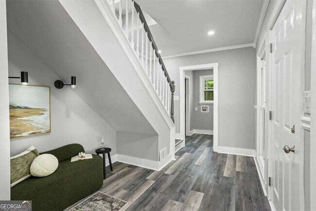 Photo - 724 Cowan Rd SE