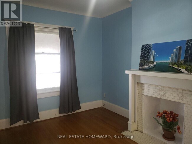 Photo - 687 Dupont St