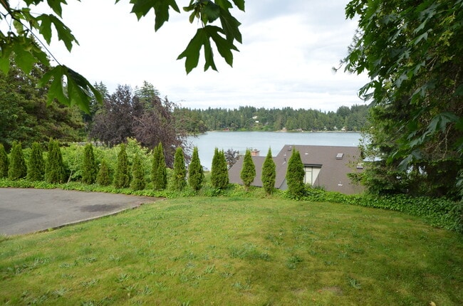 Building Photo - 1140 Shorewood Dr Unit 1140  1/2 Shorewood Drive
