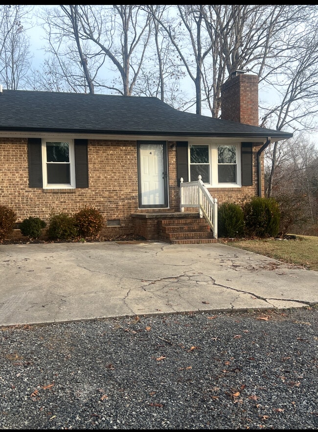 Photo - 611 Borders Rd