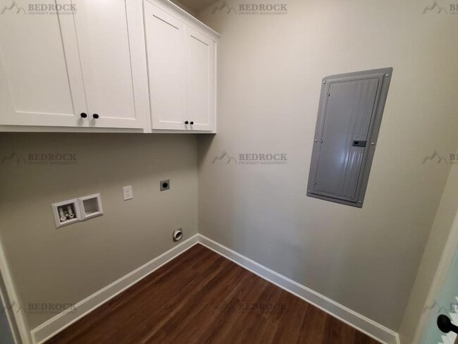 Photo - 617 Wellingburg Rd SE