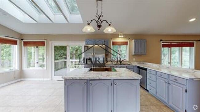 Building Photo - Single Family Home with Vaulted Ceilings!