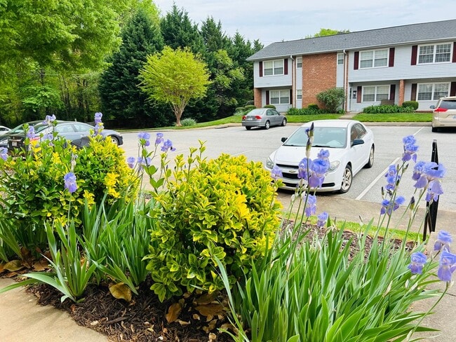 Photo - Charming 2 bedroom, 2.5 bathroom townhome in Greensboro w/2 master-suites/community pool