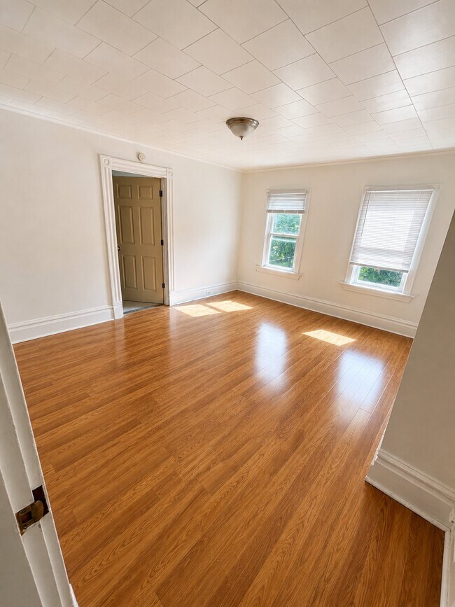 Photo - 404 Curtin Ave