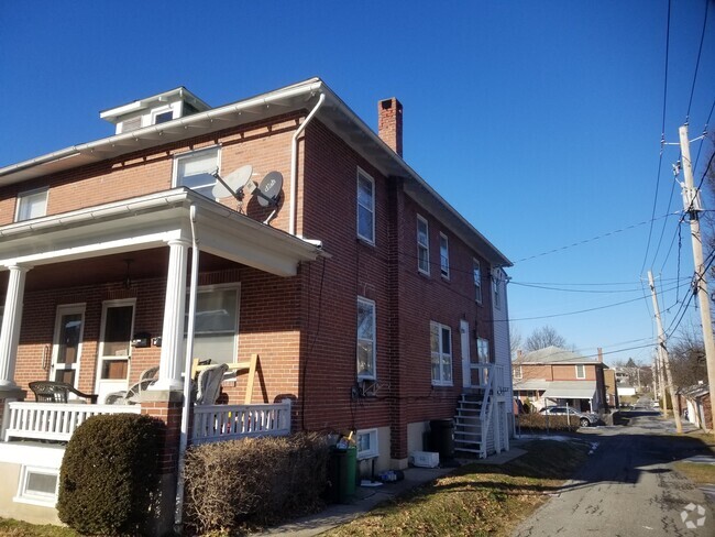 Building Photo - 115 W Walnut St Unit 2 Rental