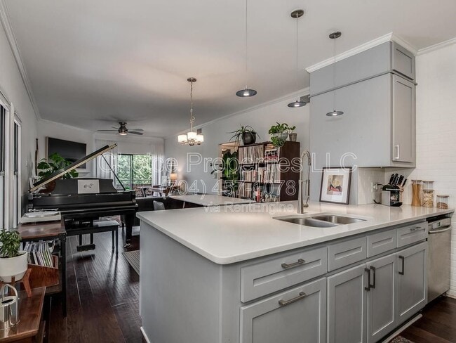 Building Photo - 224 N Poplar St Unit Apt 13