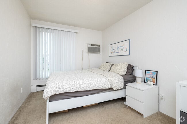 1BR, 1BA - 600SF - Bedroom