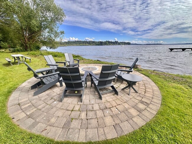 Building Photo - Rare Kirkland Condo on the Juanita Waterfront! Available August 1st, 2026!