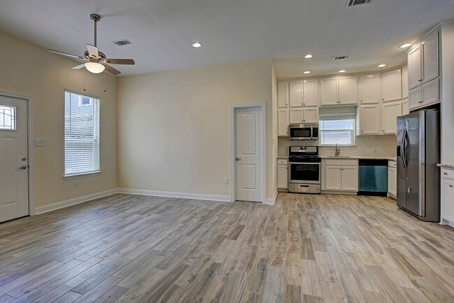Building Photo - 1541 Ashland St Unit 3 Rental