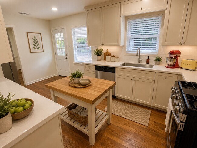 Photo - 3118 Castlewood St