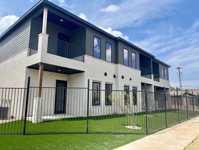 Photo - The Court At Overton Unidad 100