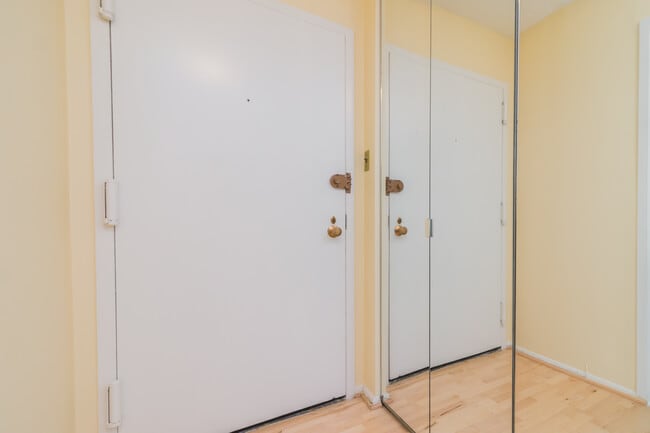 Entrance hall with mirrors - 1325 18th St NW Unit 212