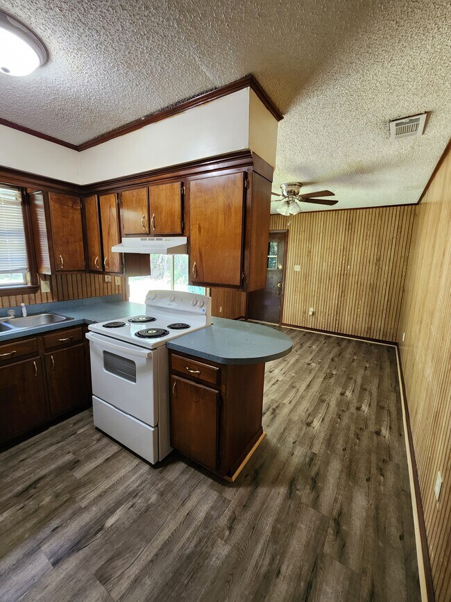 2131 Woodside Dr