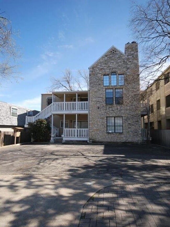 Building Photo - FABULOUS walkable/bikeable 3BR with parkin... Rental