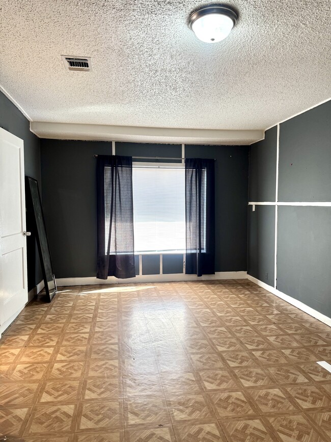 Habitación adicional con conexiones para lavadora y secadora. - 231 Storeywood Dr