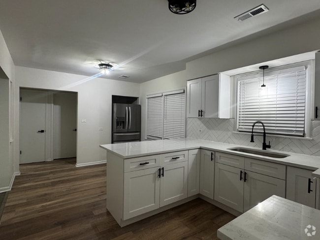 Building Photo - 2602 Euclid Ave Unit 1S Rental