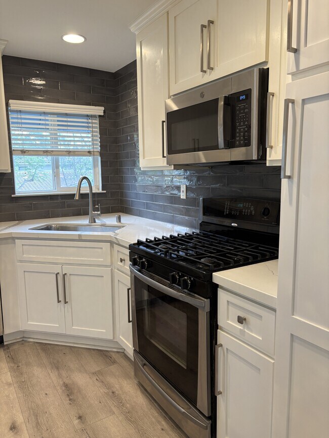 Photo - 4023 Bluff View Way