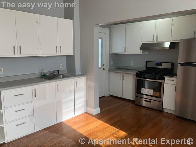 Building Photo - 564 Putnam Ave Unit #1R Rental