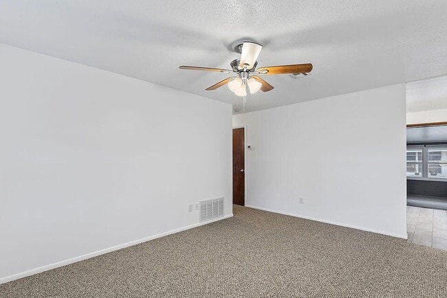 Photo - 405 Adele St