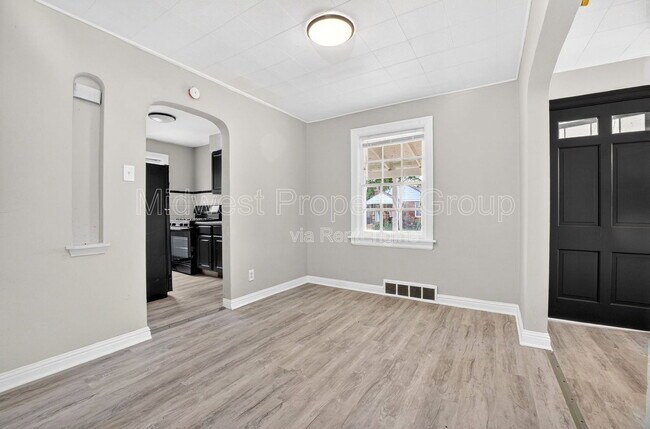 Photo - 222 Henquin Dr