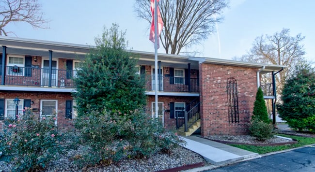 Quaint Quiet Living - Gaslight Square Apartments