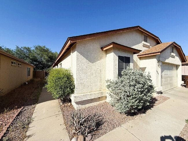 Building Photo - Golf Course Backyard! Updated 3-Bed Home i...
