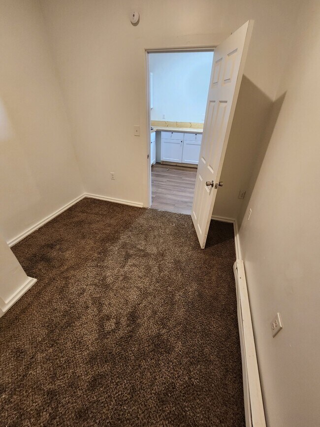 16 E Main St