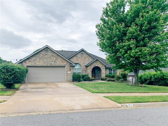 Photo - 407 NW Saddlebrook Dr House