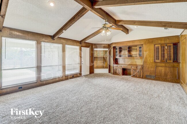 1021 Shadywood Ln