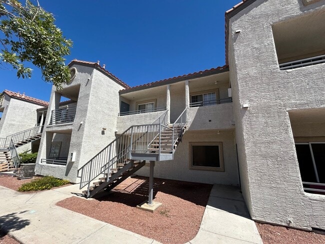 Building Photo - MOVE IN SPECIAL: $1000 OFF RENT WITH THIS SPACIOUS TOP FLOOR 2 BEDROOM 2 BATH CONDO