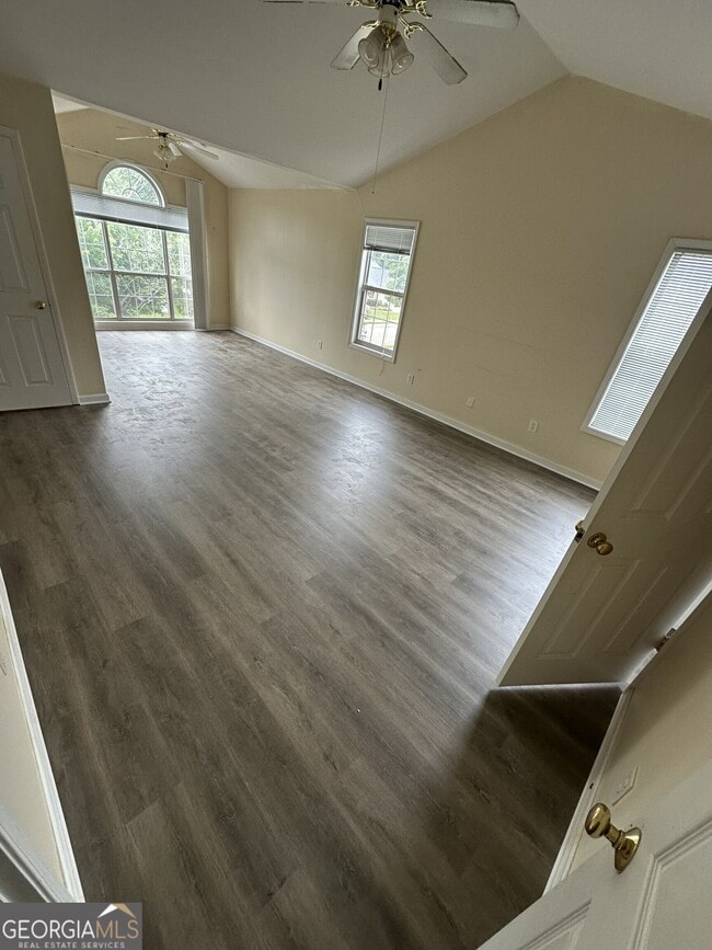 Photo - 515 Edgewater Way