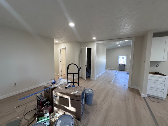 Photo - 305 Iroquois Ln