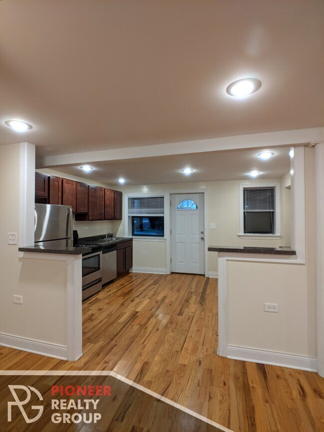 Photo - 1129 W Oakdale Ave Unit 1